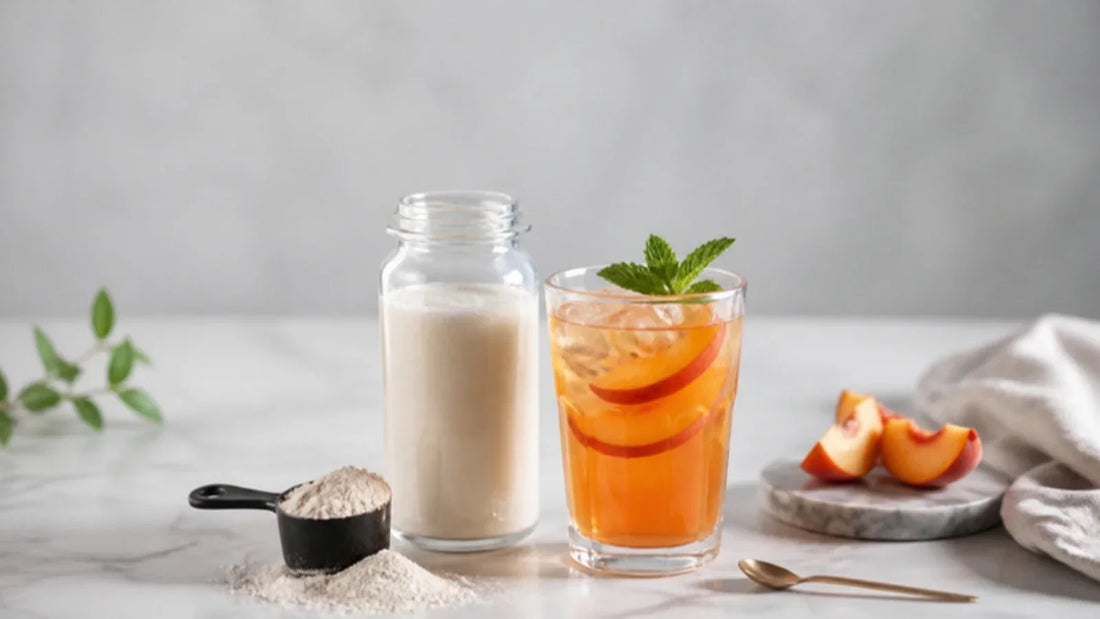 Shaker mit cremigem Proteinshake, Messlöffel mit Whey Pulver und Glas Clear Whey mit Pfirsich auf Marmor – Whey Konzentrat oder Isolat